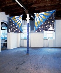 Anna Onesti, “Il sole e le altre stelle”, gouache e doratura su tela medioevale,  dittico composto di due stendardi, cm 180X340