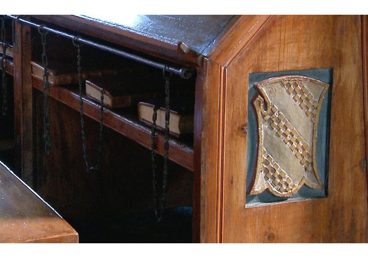 Biblioteca Malatestiana di Cesena -  L'Aula del Nuti, particolare dello stemma malatestiano e dei codici incatenati