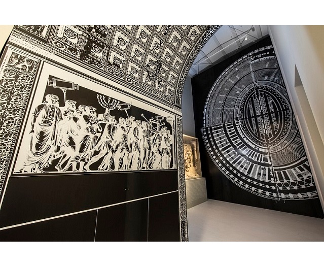 Riproduzione del fregio dell'Arco di Tito e della pianta del Colosseo