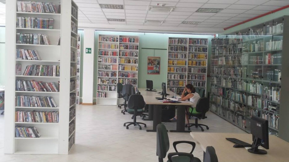 Materiale audiovisivo e librario nella sala di lettura della Biblioteca