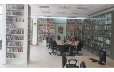 Materiale audiovisivo e librario nella sala di lettura della Biblioteca
