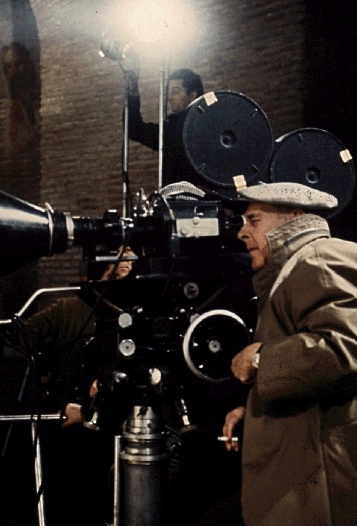 Roberto Rossellini sul set di "Era notte a Roma"